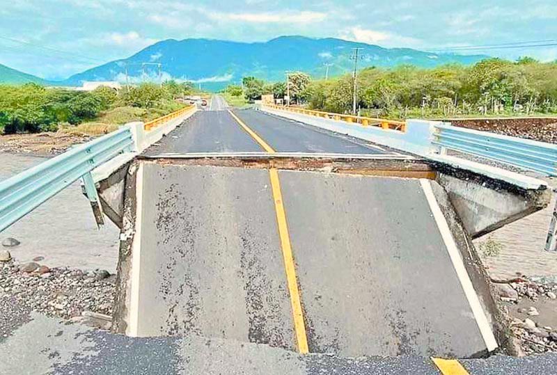 ¡FRACTURAN CICLONES PUENTES Y CARRETERAS! -Sólo en Colima se reportaron 7 puentes con daños estructurales