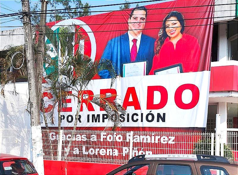 FOCATELAS! Toman el PRI de Boca del Río como protesta... ¡NO QUIEREN AL “FOFO”! -Ponen cadenas y candados a las puertas