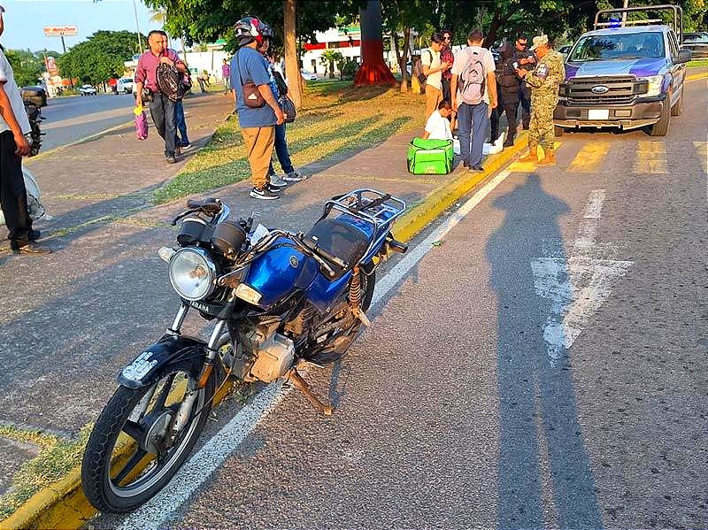 ¡MOTO VS PEATÓN! -EL ESTUDIANTE IBA POR LAS PEATONALES Y FUE MUY TARDE CUANDO VIO LA MOTO