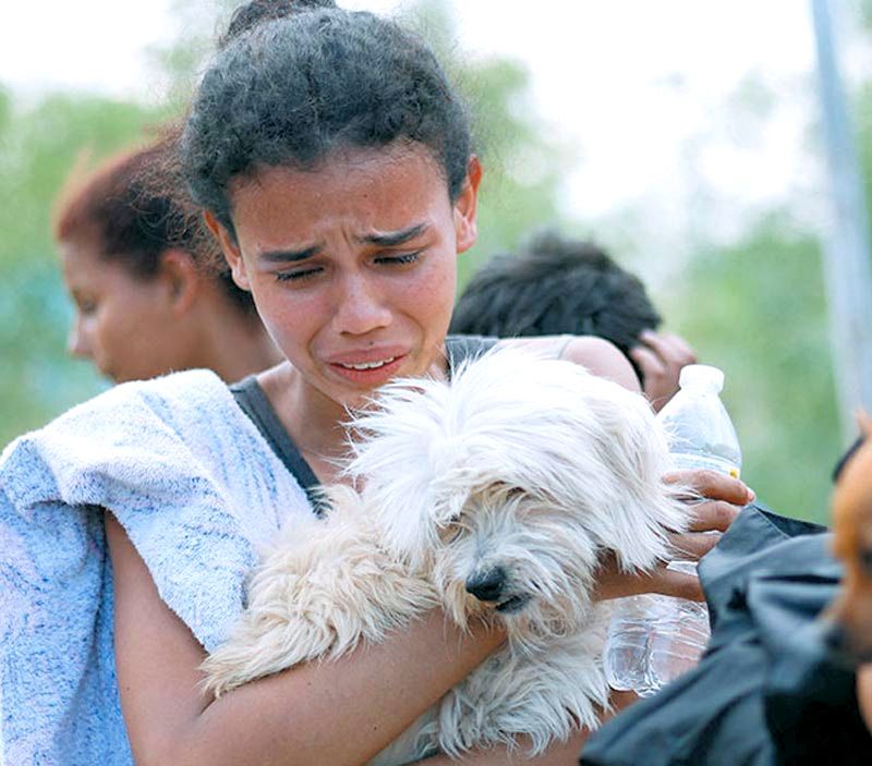 ¡MIGRANTES SON ATACADAS EN FRONTERA DE MÉXICO MIENTRAS ESPERAN ENTRAR A LOS EU!