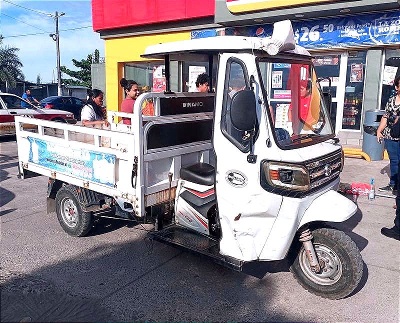 ¡MOTO-REPARTIDOR ARROLLÓ A DON FELIPE! -En la Colonia La Herradura