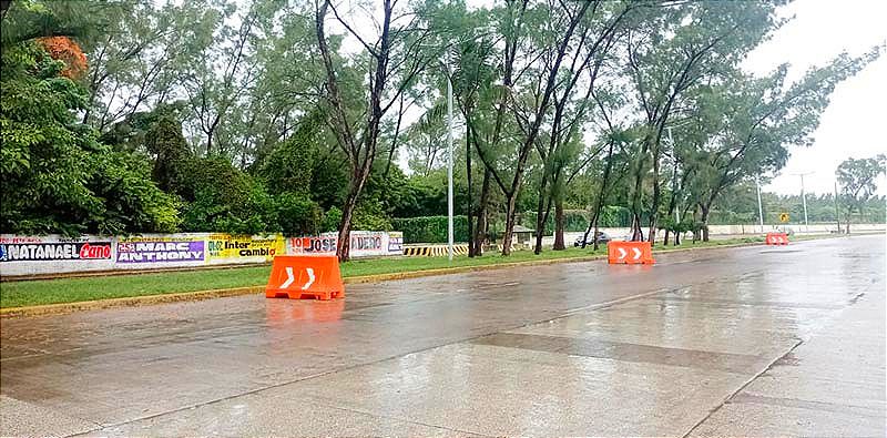 ¡NO SE VEN DE NOCHE! y para acabarla las colocan en el carril de alta y en zona de curva