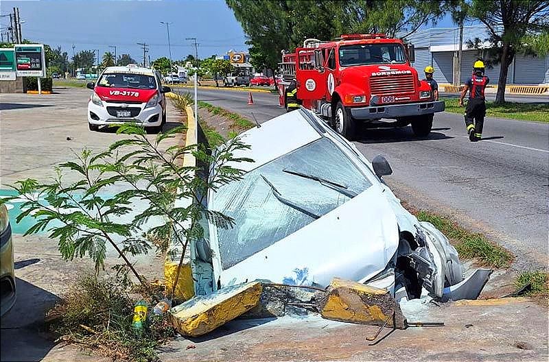 ¡PIERDEN LA BRÚJULA Y SE METEN A LA CUNETA! -La camioneta comenzó a quemarse y dos mujeres fueron rescatadas