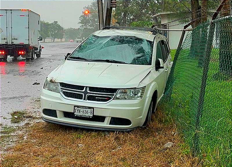 ¡VUELCA Y SE IMPACTA CONTRA MALLA CICLÓNICA! -Perdió el control por la fuerte lluvia