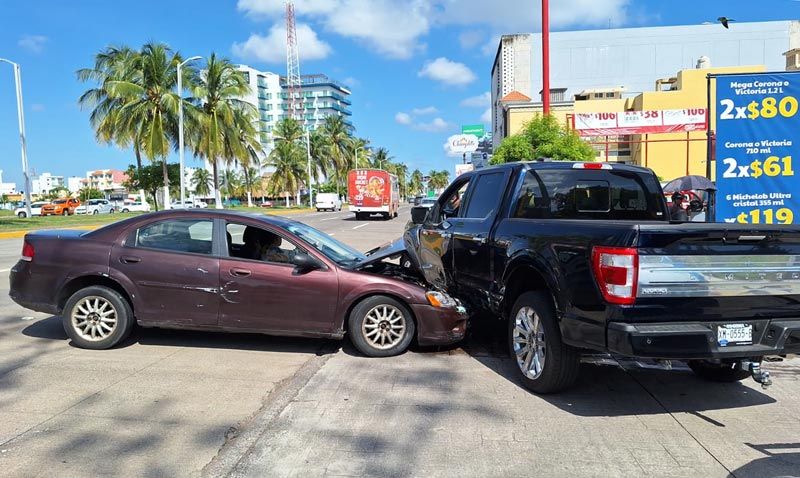 ¡CONDUCTORA LE PEGA A CAMIONETÓN EN COSTA DE ORO!