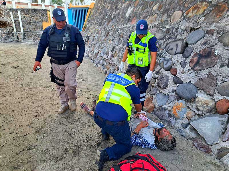 ¡DA SU MAL PASO Y SALE VOLANDO EN EL BULEVAR! -Caminaba en una barda bien Happy" y cayó desde 6 metros de altura