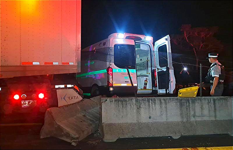 ¡DENUNCIAN ROBO UNA LAPTOP Y DOCUMENTOS EN TRÁGICO ACCIDENTE! -A mujer herida del choque de un tráiler y una ambulancia