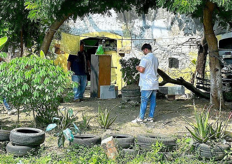 Se encontraba debajo de un mueble con el rostro lleno de sangre y en una mesa fue encontrado un machete...