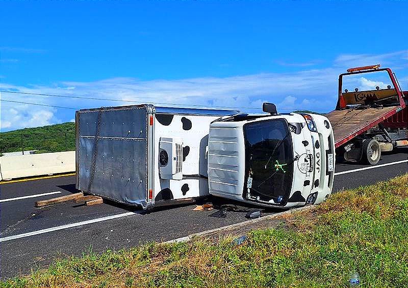 ¡SE REVIENTA LA LLANTA Y VUELCA CAMIONETA CARGADA CON LÁCTEOS! -En la autopista Veracruz-Cardel