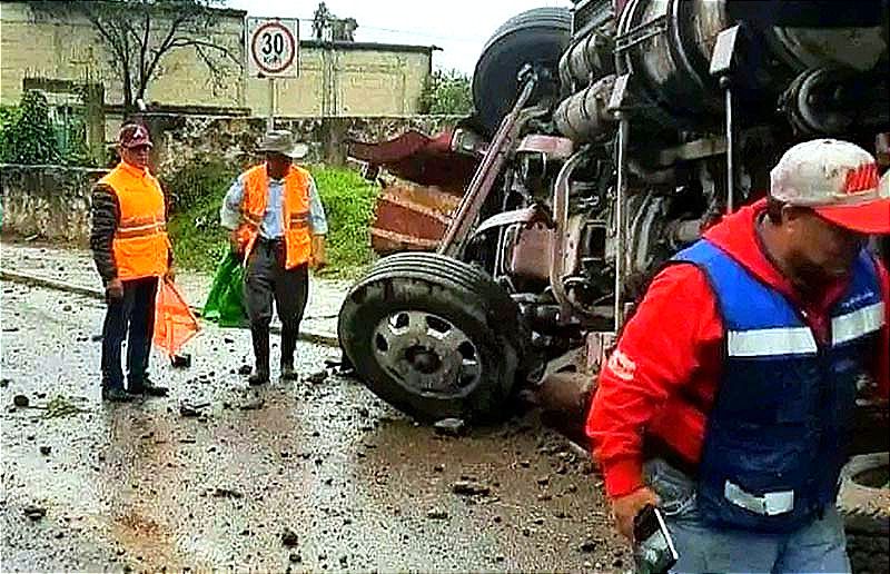 ¡CON 30 TONELADAS DE TEPEZIL SE QUEDA SIN FRENOS! -Para Evitar una Tragedia Mayor el Operador Decide Volcarlo