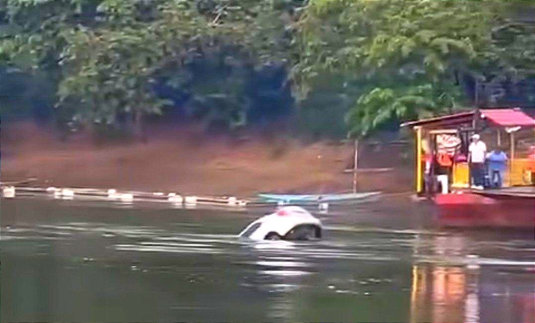 ¡SE LOS TRAGA EL RÍO! -Personal que trabaja en la panga se arrojó al agua para tratar de salvar a las víctimas, pero nada pudieron hacer