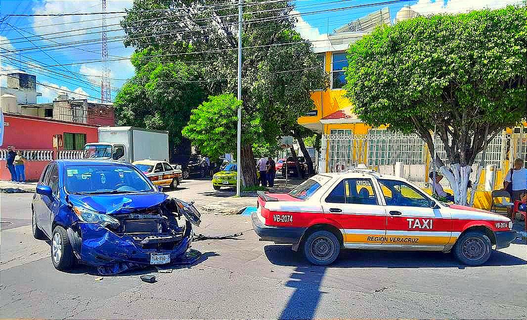 ¡SALEN DOS MUJERES LESIONADAS! -En Choque en el  Fraccionamiento Reforma