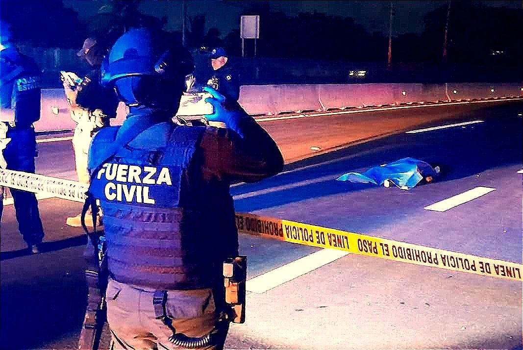 ¡TENDIDO EN LA CARRETERA, VÍCTIMA DE UN ATROPELLO! -En la Veracruz-Xalapa, que la cruzan los peatones como pueden