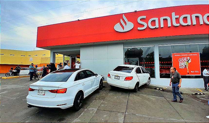 ¡INAUGURA EL "DRIVE-THRU" DEL BANCO!