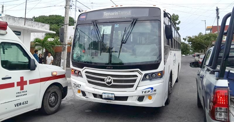 ¡AUTOBÚS DE TAMSA ARROLLÓ A COBRADOR DE BANCO AZTECA!