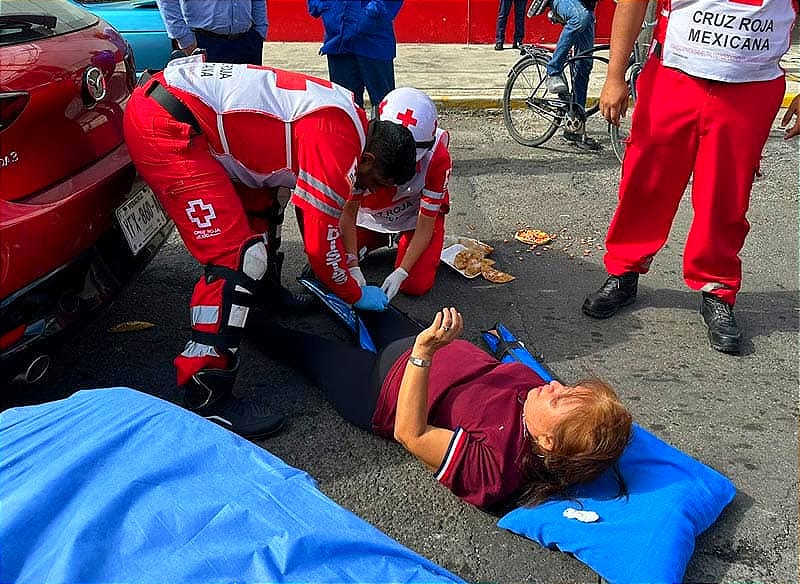 ¡MUJER SALE A COMPRAR PICADAS Y ES ARROLLADA POR AUTOMOVILÍSTA! -Las Picadas Salieron Volando