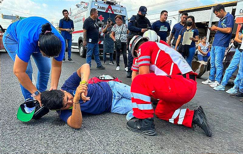 ¡COLISIONA UNA CAMIONETA DE CARGA CONTRA UN MOTOCICLISTA! -A la Altura del Mercado Malibrán