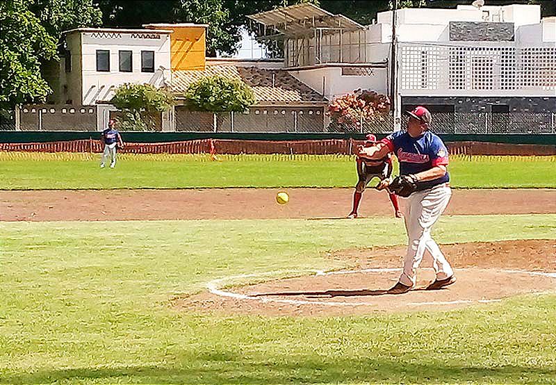 EN EL SOFTBOL LIGA DE PLAYA DE VACAS... ¡PANZERS SE MEDIRÁ A LOS COMPADRES EN LA GRAN FINAL!