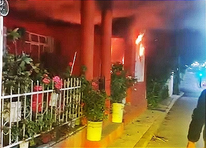 ¡SE INCENDIA UNA CASA EN IXTACZOQUITLÁN! -Vecinos y Bomberos Sofocaron el Fuego