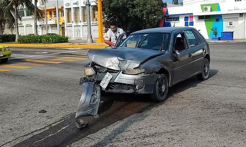 ¡TRANCAZO EN IGNACIO ALLENDE Y MARIANO ARISTA! ...¡SE LO PASA EN ROJO!