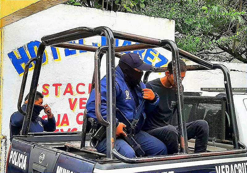 VECINOS ESCUCHARON LOS GRITOS... !LE ESTABA DANDO UNA GOLPIZA! - LO DETIENEN EN EL HOTEL EN SAN ANDRÉS