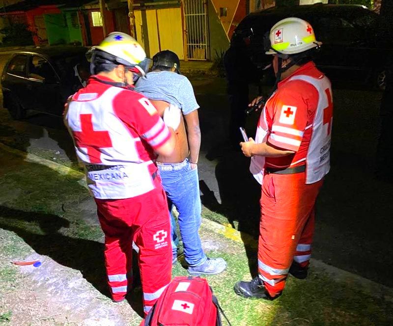 Con Tremendo Pistolón... ¡LE DA DE PLOMAZOS A SU VECINO! -Por Andarle Poniendo la Basura en su Puerta