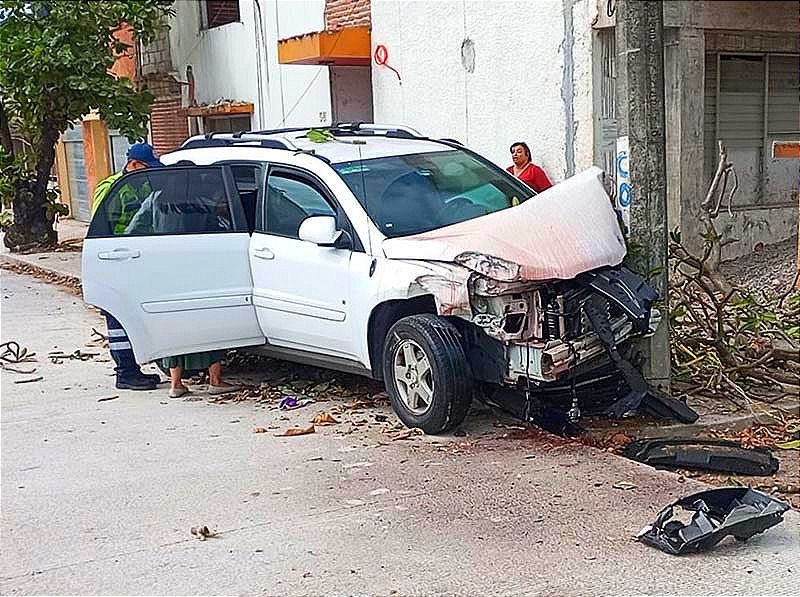 ¡PIERDE LA BRÚJULA Y CHOCA CONTRA POSTE! -En el Fraccionamiento Virginia