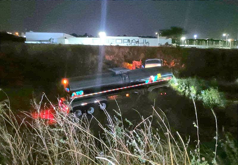 ¡VOLCADURA DE TRÁILER CISTERNA AL REVENTARSE UNA LLANTA!-En el Kilómetro 13.5