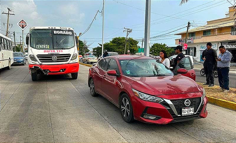 ¡URBANO SE ESTRELLA POR ALCANCE CONTRA UN AUTOMÓVIL EN DÍAZ MIRÓN!