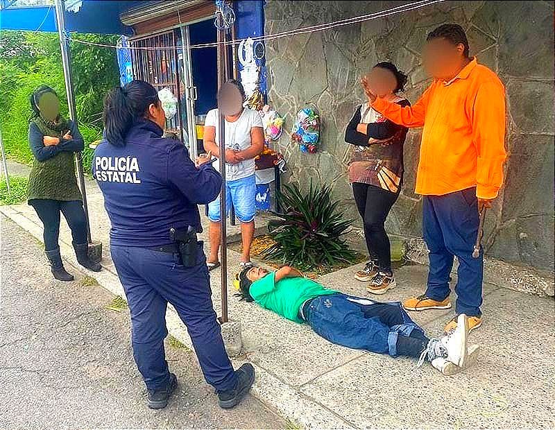 ¡LOS VECINOS LO DETIENEN! -YA NO AGUANTAN AL LOCO DE LA COLONIA -Se Lo Entregan a la Policía y lo sueltan cuadras adelante...