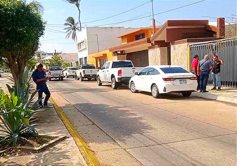 Delincuentes en Taxi los Siguieron Cuando Salieron del Banco, Esperaron a Que la Familia Ingresara a la Casa... ¡LOS ENCAÑONAN ADENTRO DE SU CASA! LES ROBARON LOS 200 MIL PESOS QUE ACABABAN DE RETIRAR