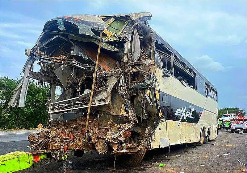 ¡CAMIONAZO: 12 MUERTOS! -Autobús Cae de Desnivel y Choca con una Columna de Concreto