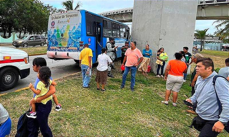 ¡CAMIONAZO EN LA BOTICARIA! -SE LO COME LA CURVA Y DA CON LA BASE DEL DISTRIBUIDOR VIAL