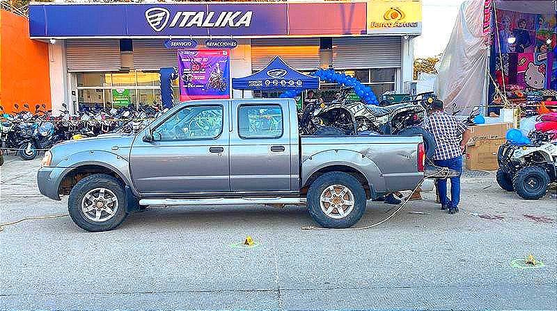 EN PLENO EVENTO DEL BUEN FIN... SE LE ACERCAN EN UNA MOTO Y ¡LA MATAN A PLOMAZOS! ...HABÍAN TERMINANDO DE SUBIR A LA BATEA LA CUATRIMOTO QUE ACABABAN DE COMPRAR-EL Esposo, Herido al Tratar de Protegerla