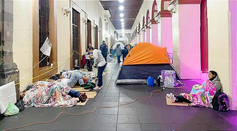 ¡ACAMPAN EN EL PALACIO! -“Si tenemos frío, pero hemos sufrido más sin saber dónde están nuestros hijos con un gobierno al que solo les importamos en época de campañas”