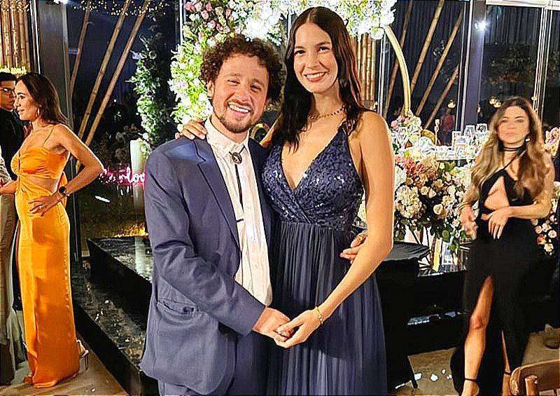 ¡LUISITO COMUNICA VINO A UNA BODA! -Aprovechó para recorrer por la noche el Malecón y Mercado de Artesanías, lugares en donde sus papás lo traían de niño