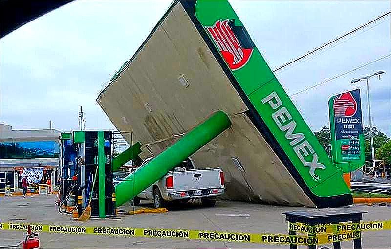 Unas Rachas Violentas de Viento Y...  ¡SE LES DESPLOMA EL TECHO DE LA GASOLINERA! -En Tierra Blanca Dos Trabajadores Quedaron Atrapados Bajo los Escombros