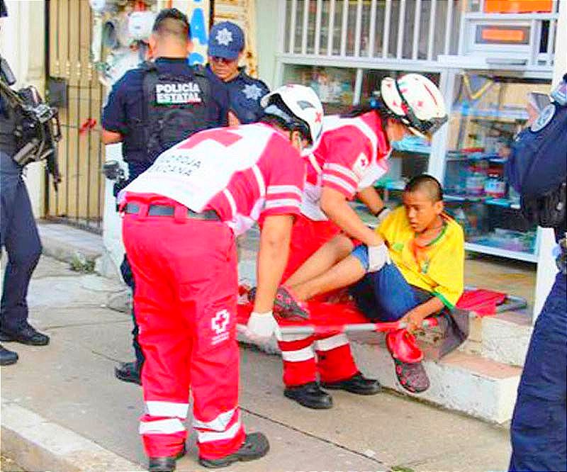 ¡MÉDICO LE DISPARA A UN NIÑO! -Ella se asustó con la presencia del infante y comenzó a gritar, el doctor sacó de la gaveta de su escritorio una pistola, primero le dio un golpe en la cabeza, luego le disparó