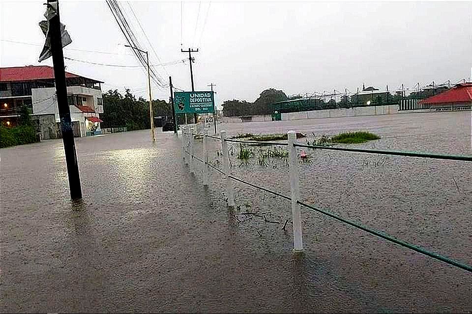 ¡AGUA DULCE BAJO EL AGUA! Se Desborda el Río Aguadulcita