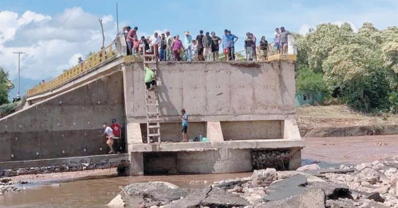 ¡No todo es Acapulco, el panorama es desolador, a este municipio el huracán lo golpeó bastante fuerte, el puente se partió, se dañó el terraplén, hay cinco cortes en la carretera...!