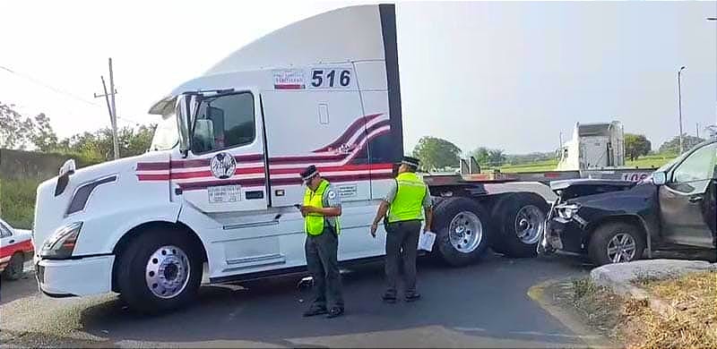 EN LA VÍA LIBRE VERACRUZ-XALAPA ¡CAMIONETÓN SE ESTRELLA CON UN “MONSTRUO”!