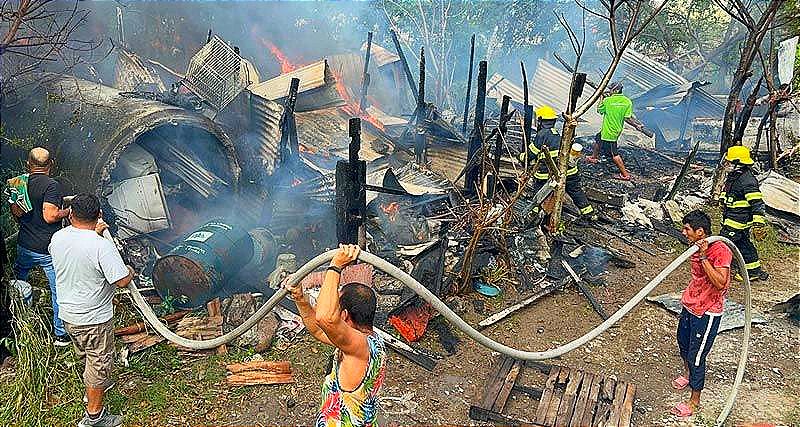 ¡DOS CASAS DE LÁMINA SE INCENDIAN EN LA RESERVA 1!