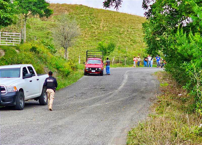 ¡OTRA MASACRE! -Primero encontraron tres cuerpos, al recorrer la zona, otros dos, Cuatro Hombres y Una Mujer, Ella fue Degollada...