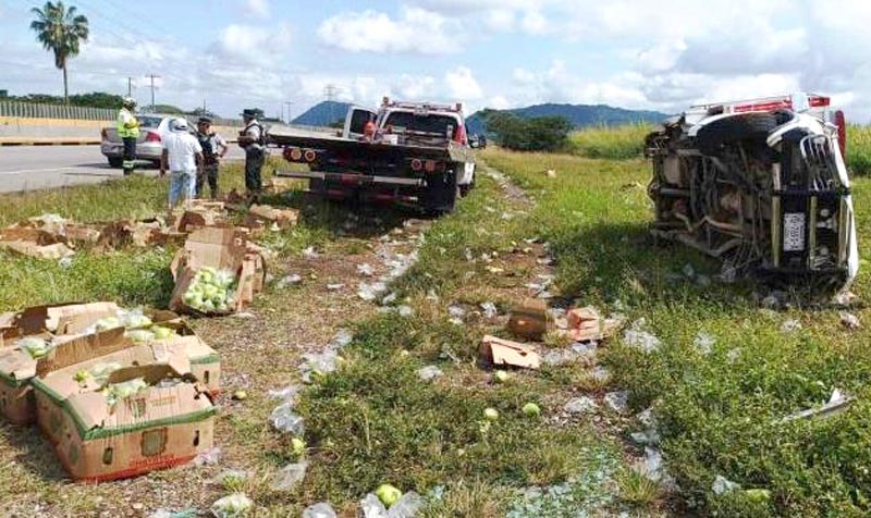 ¡DEJA 2 HERIDOS CAMIONETA QUE PERDIÓ UNA LLANTA!