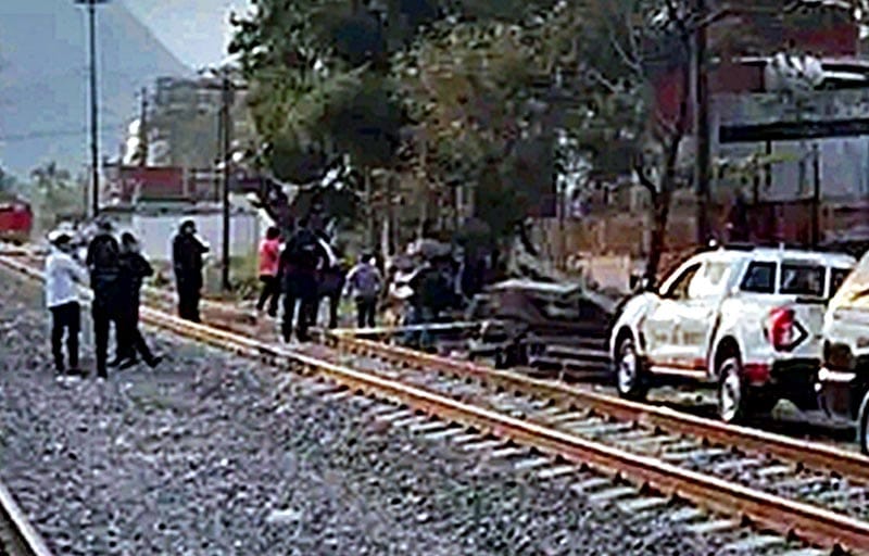 ¡DEJAN CADÁVER EN LAS VÍAS DEL TREN! -Lo Golpearon hasta Quitarle la Vida