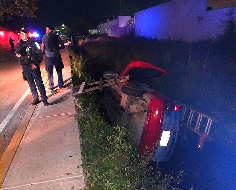 ¡VUELCA POR EVITAR CHOCAR CON UN TAXI EN EL TEJAR! ...Y AL CANAL DE AGUAS NEGRAS