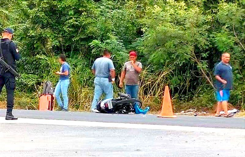 ¡AUTOBÚS DEL AU EMBISTE A DOS MUJERES EN MOTOCICLETA! -Jovencita de 16 Años Pierde la Vida