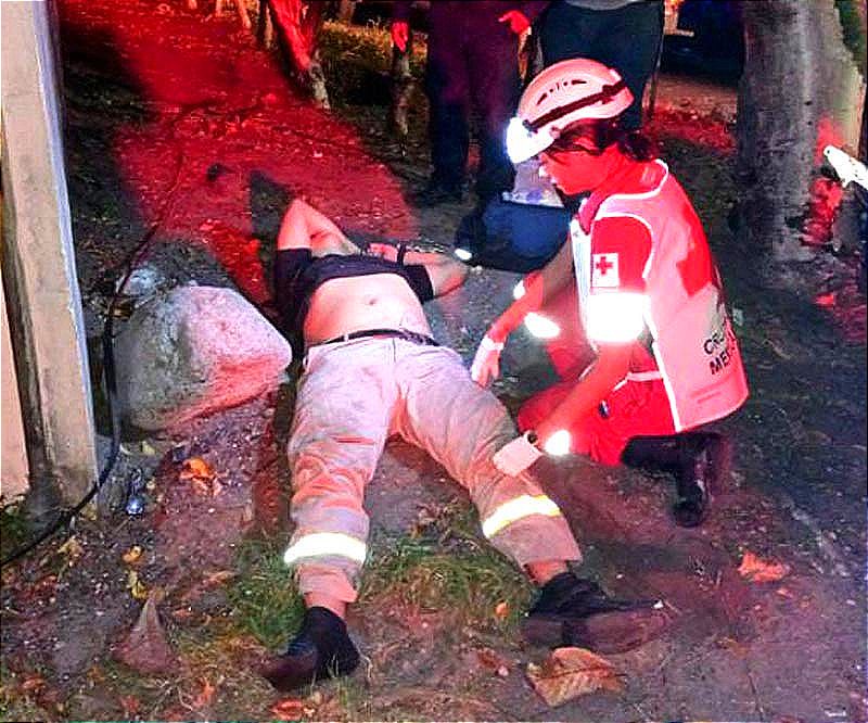 ¡DERRAPA Y CHOCA CONTRA ÁRBOL EN J.B. LOBOS! -Se fue Directo al Hospital