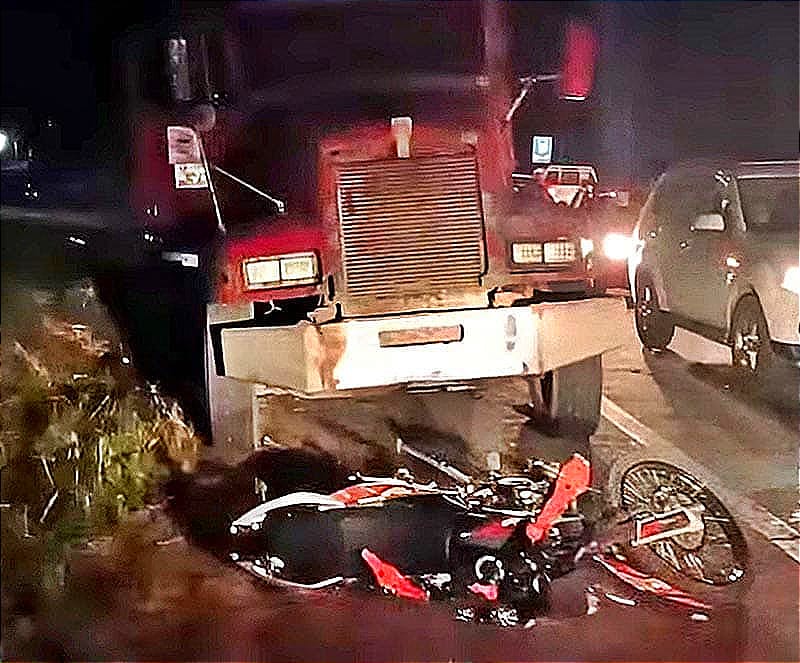 ¡MOTORIZADO CHOCÓ DE FRENTE CONTRA CARRO MATERIALISTA! -Aparatoso Accidente en la Carretera La Tinaja