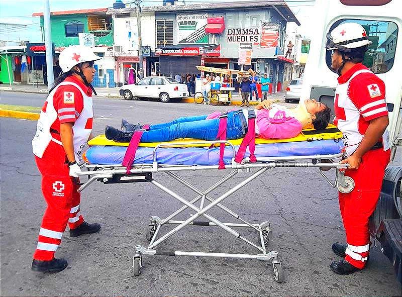 ¡MOTORIZADA SE IMPACTA CONTRA UN URBANO! -El Chófer Giró a la Derecha y le Cerró el Paso...